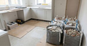 Resíduos de reforma organizados para descarte em cozinha ou banheiro