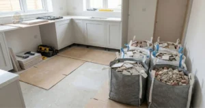 Resíduos de reforma organizados para descarte em cozinha ou banheiro