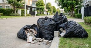 Sacos de lixo com mini entulho descartados incorretamente na calçada residencial