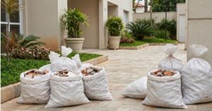 Mini entulho organizado em área comum de condomínio residencial