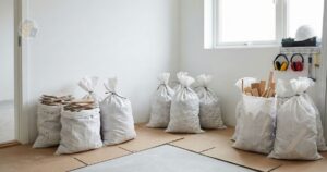 Mini entulho organizado em sacos dentro de um apartamento em reforma