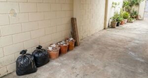 Mini entulho armazenado temporariamente em sacos e baldes em área residencial organizada