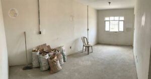 Mini entulho armazenado temporariamente em casa alugada após pequenos reparos