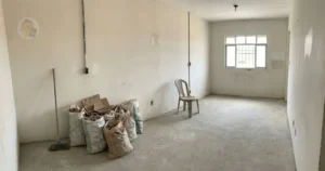 Mini entulho armazenado temporariamente em casa alugada após pequenos reparos