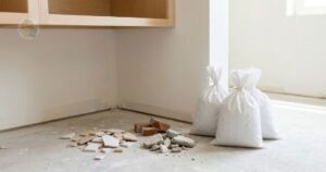 Pequeno volume de mini entulho com sacos de resíduos de obra em reforma residencial